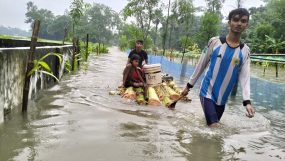 কুমিল্লা দক্ষিণে চড়া দামেও মিলছে না পণ্য, বন্যার্তদের হাহাকার