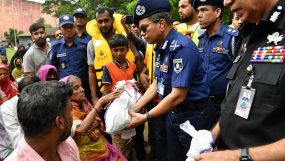 বন্যাকবলিত এলাকা পরিদর্শন ও ত্রাণ বিতরণ করলেন আইজিপি