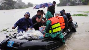 ফেনীতে বন্যার্তদের উদ্ধার ও চিকিৎসা সহায়তা দিচ্ছে নৌবাহিনী