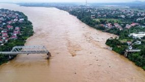 সুপার টাইফুনে ভেঙে গেল সেতু, ১০ গাড়ি নদীতে